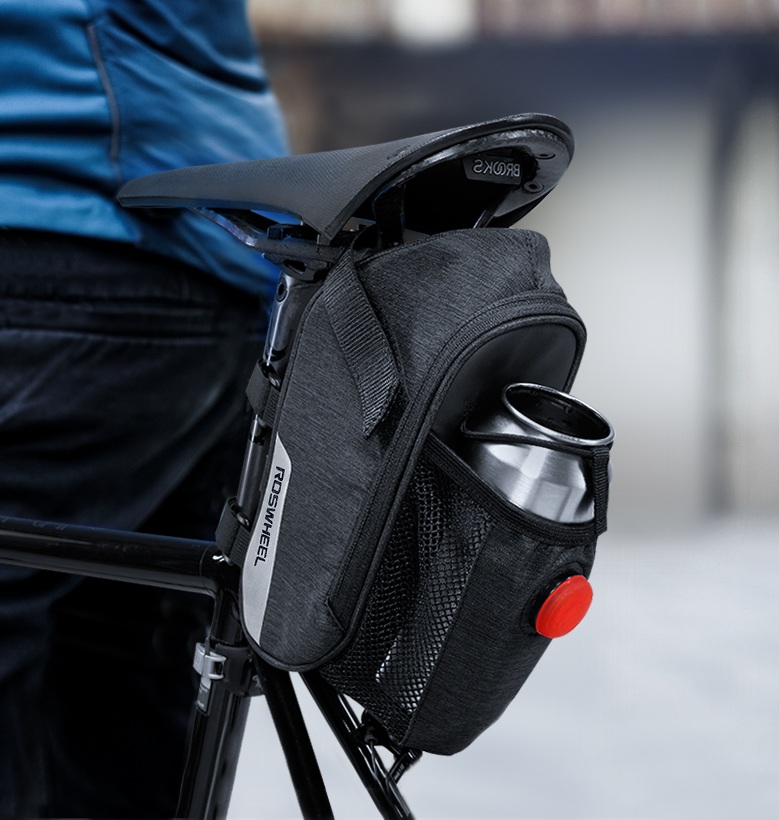 Сумка под седло Roswheel серия Essential 1,8L с держателем для фляги и габаритным огнем Сумка под седло Roswheel серия Essential 1,8L с держателем для фляги и габаритным огнем