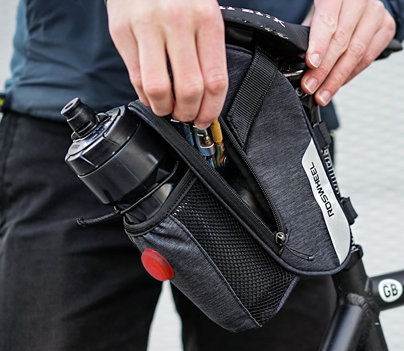 Сумка под седло Roswheel серия Essential 1,8L с держателем для фляги и габаритным огнем Сумка под седло Roswheel серия Essential 1,8L с держателем для фляги и габаритным огнем