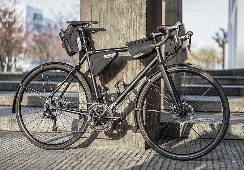 Сумка под седло Roswheel серия Essential 1,8L с держателем для фляги и габаритным огнем Сумка под седло Roswheel серия Essential 1,8L с держателем для фляги и габаритным огнем