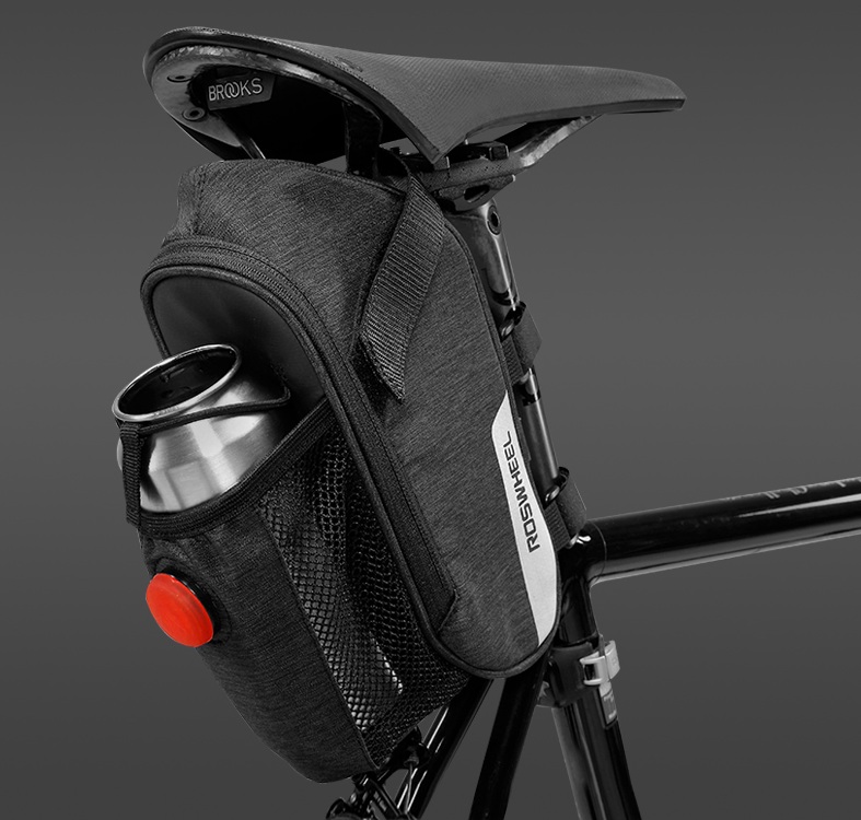Сумка под седло Roswheel серия Essential 1,8L с держателем для фляги и габаритным огнем Сумка под седло Roswheel серия Essential 1,8L с держателем для фляги и габаритным огнем