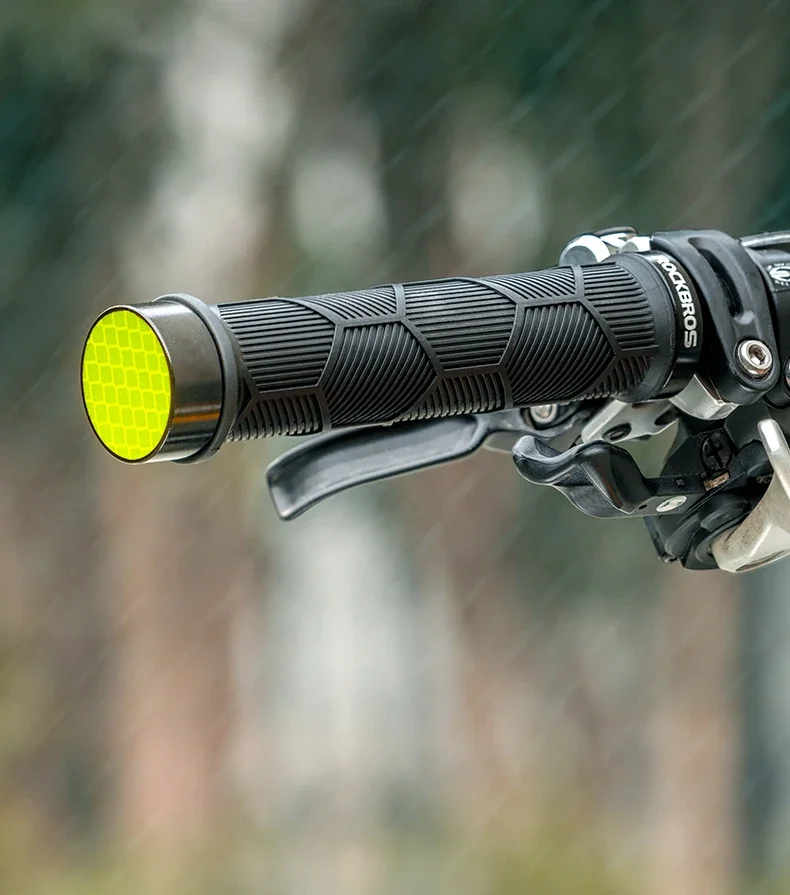 Грипсы на руль Rockbros "резина", 142mm., световозвращающие заглушки Грипсы на руль Rockbros "резина", 130 mm., световозвращающие заглушки
